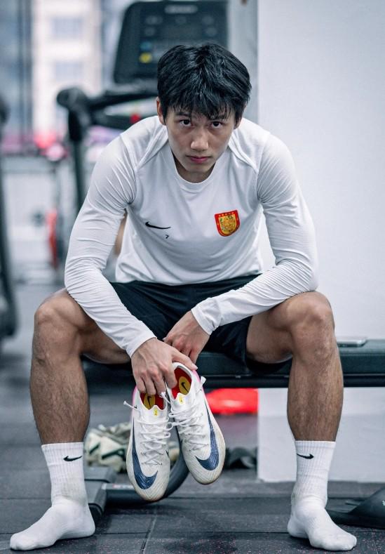 乐竞体育向余望晒照:做自己的天做自己的地,积极向上无所畏惧